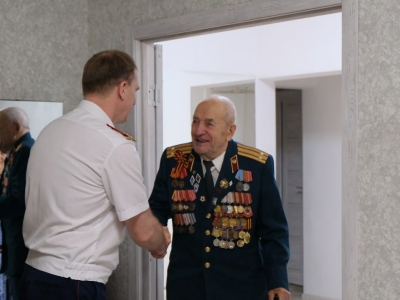 Сотрудники СК вручили астраханскому ветерану ВОВ медаль в честь 80-летия Победы