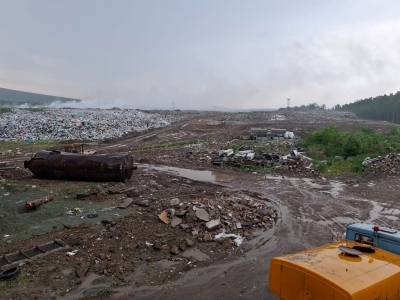 В Новоуральске неделю ликвидируют последствия поджога на мусорном полигоне