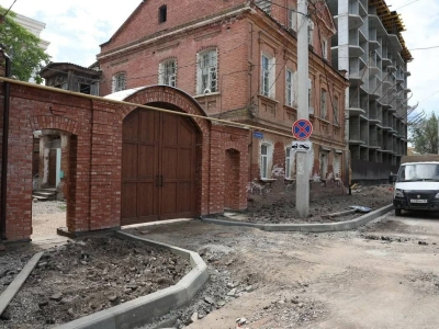 В Астрахани укладывают плитку на улице Фиолетова по новому нацпроекту