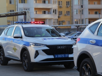 Астраханец ударил полицейского ногой в грудь в патрульной машине