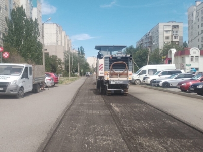 Асфальт обновляют на ключевых улицах Астрахани от центра до окраин