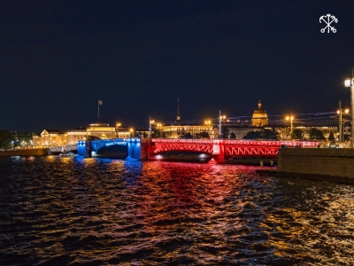 В Петербурге в День ВМФ три моста предстанут в цветах российского триколора