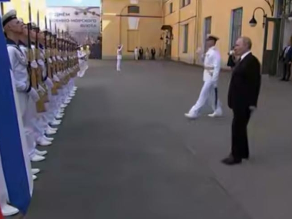 Путин прибыл в Петербург и лично поздравил моряков с Днем ВМФ - Фото