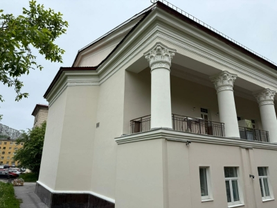 В Североморске завершают капремонт фасада Центра досуга и молодежи