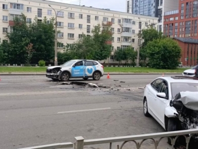 В Екатеринбурге разыскивают водителя, устроившего ДТП на встречной полосе