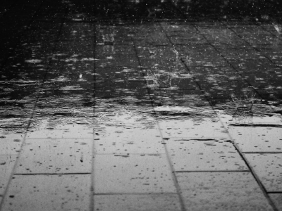 В Москве под воду ушли парковки, переходы и рестораны