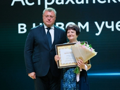 Игорь Бабушкин наградил астраханских педагогов и поддержал развитие образования