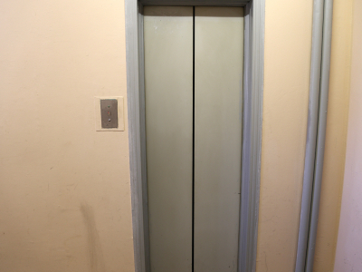 В домах Подмосковья с начала весны привели в порядок более 9 тысяч подъездов