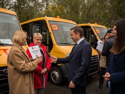 Иван Лебедев сообщил, что автопарк Мурманска пополнился новым школьным автобусом