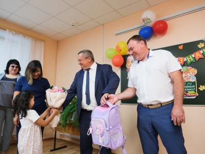 Игорь Мартынов принял участие в акции «Портфель первокласснику» в Камызякском районе