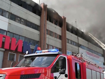 В Екатеринбурге ликвидировали крупный пожар в гаражном комплексе