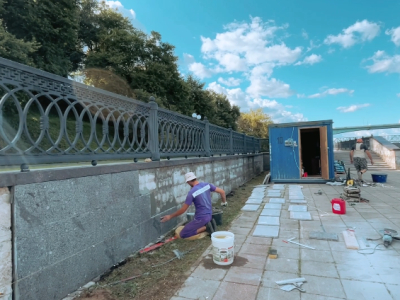 В Ярославле начали восстановление облицовочной плитки на Волжской набережной