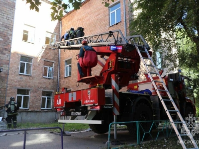 Пожарные учения прошли в ХГУ имени Катанова в Абакане