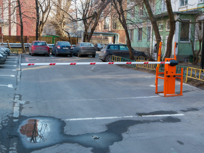 Ярославль выделит 3 миллиона рублей на установку шлагбаумов во дворах