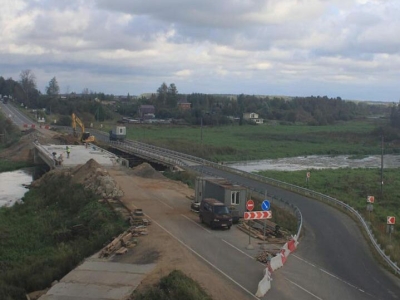 В Ленобласти продолжается капитальный ремонт моста через реку Ижора