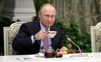 Владимир Путин отмечает 73-летие за работой - Фото