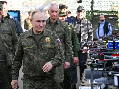 «Необычное зрелище»: в Польше запаниковали, увидев Путина на полигоне в военной форме