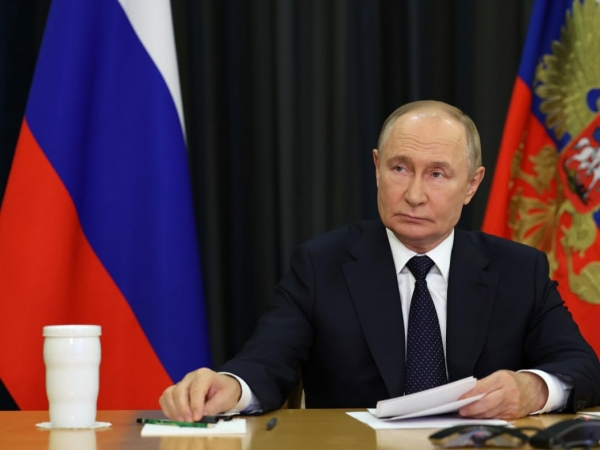 Владимир Путин начал работу с вопросами к прямой линии - Фото