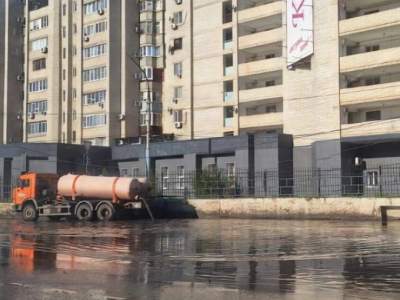 После ночного ливня коммунальщики Астрахани откачали сотни кубометров воды