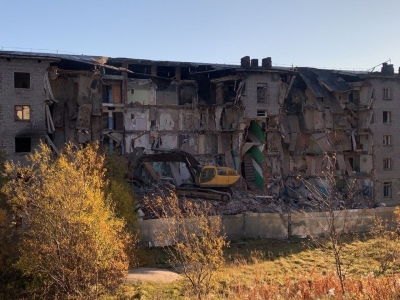 В Полярном начался снос домов, выведенных из эксплуатации