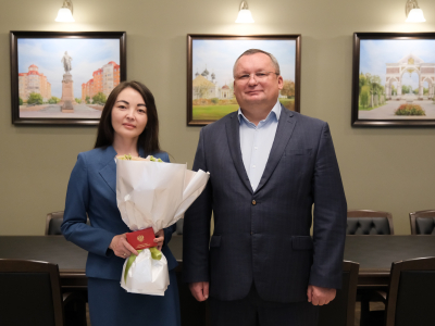 Игорь Мартынов вручил удостоверение новой мировой судье в Астрахани