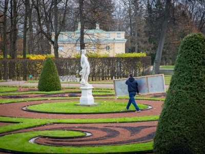 В музее-заповеднике «Царское Село» фигуры начали укрывать защитными футлярами