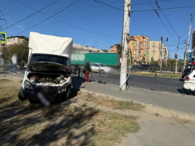 ГАЗель выехала на тротуар и врезалась в толпу в Астрахани