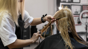 Экономия или натуральность: что заставляет женщин отказываться от салонов красоты