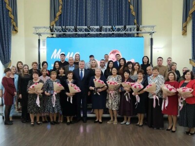 Игорь Бабушкин поздравил матерей Астраханской области с Днем матери