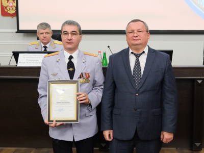 Игорь Мартынов наградил полицейских Астраханской области и поблагодарил за службу