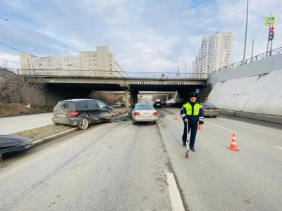 Три автомобиля столкнулись в массовом ДТП в Екатеринбурге