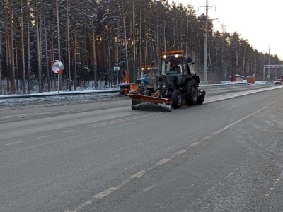 Дорожные службы Новосибирска задействовали 442 единицы техники для уборки снега