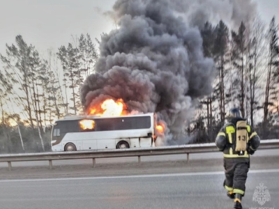Пассажирский автобус полностью сгорел на трассе под Тюменью