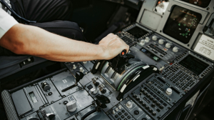 Проблемы с рейсами Azur Air: почему авиаперевозчик не может справиться с поломками - Фото