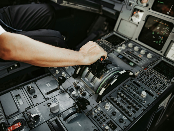 Авиакомпания Emirates приостановила все авиарейсы - Фото