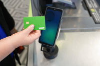 Бизнес массово уходит из небольших банков из-за ограничений интернета - Фото