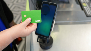 Бизнес массово уходит из небольших банков из-за ограничений интернета - Фото