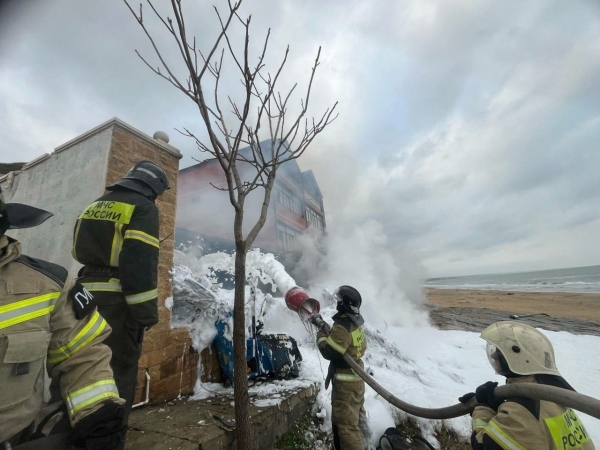 Вертолет с туристами упал на жилой дом в Дагестане: погибли четыре человека - Фото