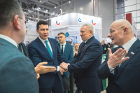 Антон Алиханов посетил стенд ГК «Полипласт» на выставке «Химия-2025» - Фото