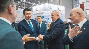 Антон Алиханов посетил стенд ГК «Полипласт» на выставке «Химия-2025» - Фото