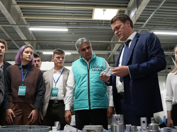 Студенты Петербурга вместе с Алексеем Нечаевым оценили производство гражданских дронов - Фото