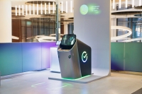 ИИ-помощник и два экрана: Сбер придумал новый банкомат - Фото