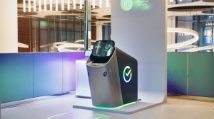 ИИ-помощник и два экрана: Сбер придумал новый банкомат - Фото