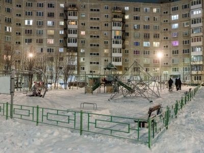 Иван Лебедев проверил установку освещения на детской площадке в Мурманске