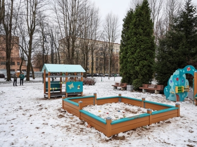 В петербургском саду Василеостровец обновили детские площадки