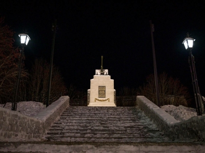 В Мурманске памятник воинам 6-й комсомольской батареи украсила подсветка