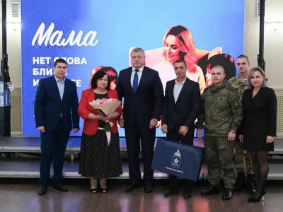 Игорь Бабушкин вручил десяти астраханкам медаль «Материнская слава»