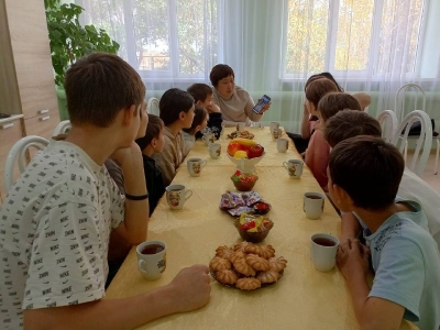 Мама астраханского бойца СВО рассказала о подвиге сына детям из соццентра