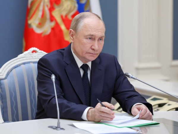 Владимир Путин освободил от обязательных работ три группы населения - Фото