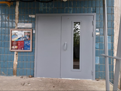 В Подмосковье отремонтировали свыше тысячи входных дверей в подъездах